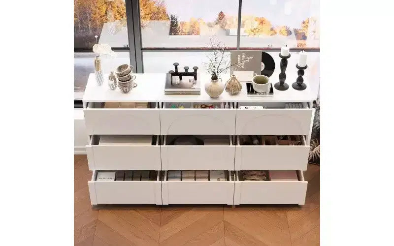 Comò a 9 cassetti bianco con motivo ad arco e maniglie a scomparsa – Credenza da 63" di larghezza